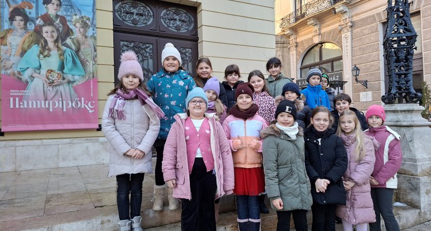 Színházi előadáson a 3. osztály